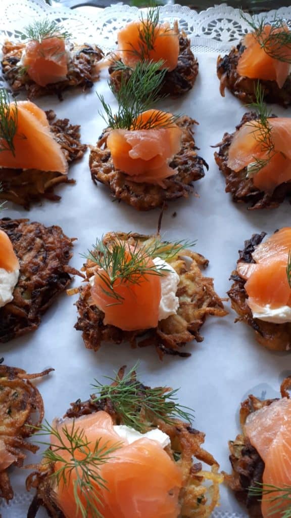 Kartoffel-Zuchini-Rösti mit Lachs vom Catering & Partyservice Biomarkt Landgefühl