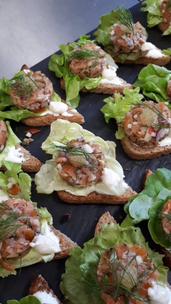 Lachs Tartare auf Toast vom Catering & Partyservice Biomarkt Landgefühl