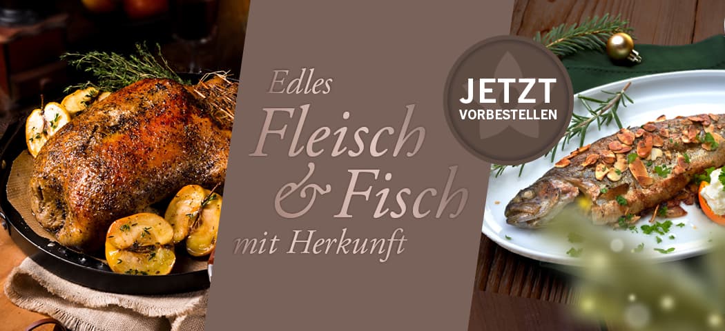 Links gebratene Weihnachtsganz mit Äpfeln auf Pfanne, rechts gebratener Fisch auf weißem Teller